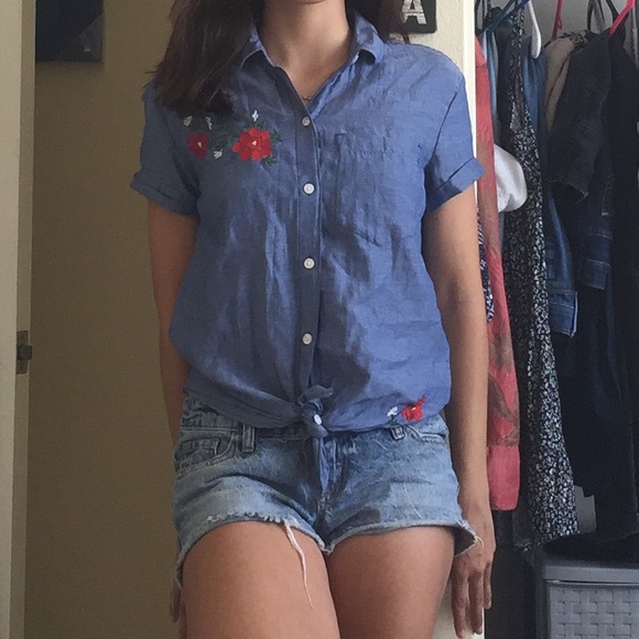 Cute new blouse - Picture 1 of 2